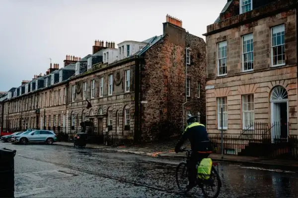 cycliste ville sous la pluie